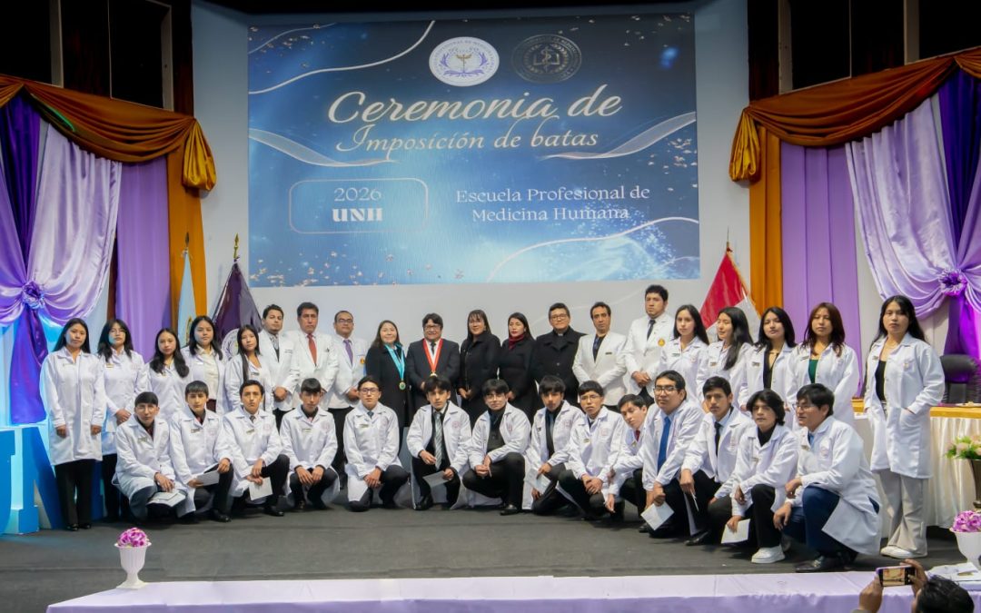 FUTUROS MÉDICOS DE LA UNIVERSIDAD NACIONAL DE HUANCAVELICA INICIAN NUEVA ETAPA ACADÉMICA CON IMPOSICIÓN DE BATAS