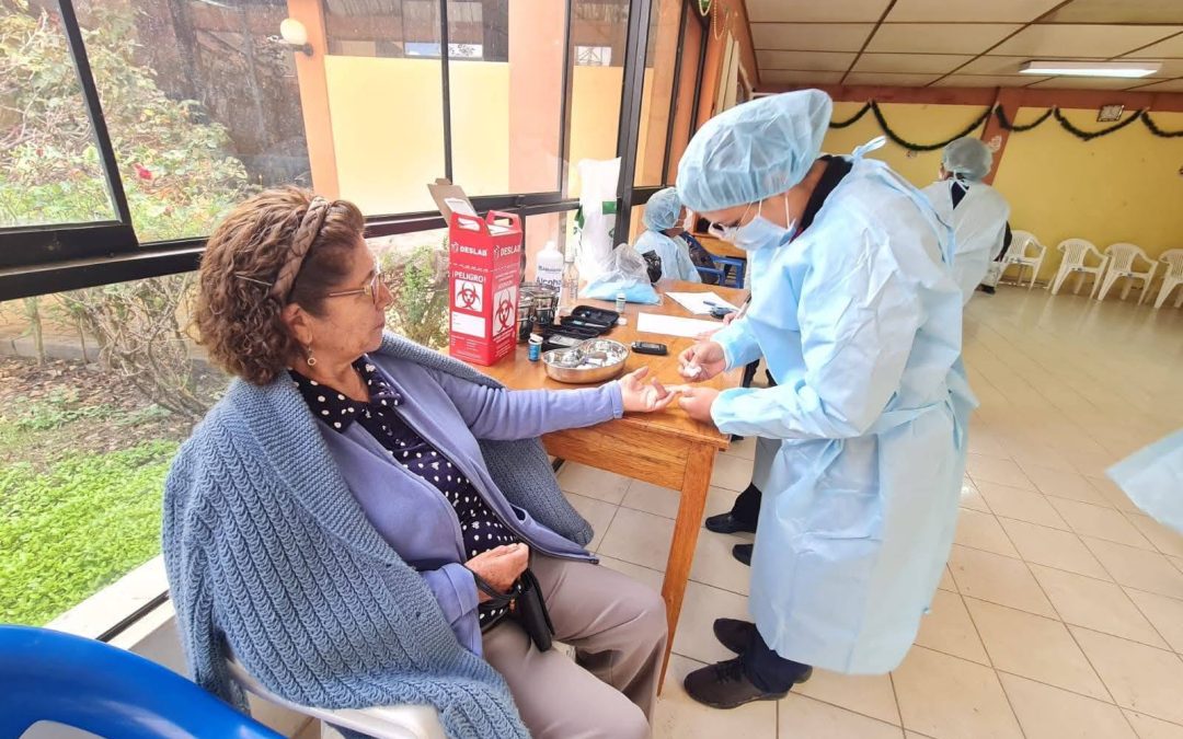 ESTUDIANTES DE ENFERMERÍA DE LA UNIVERSIDAD NACIONAL AUTÓNOMA DE TAYACAJA BRINDAN ATENCIÓN A MÁS DE 20 ADULTOS MAYORES DE PAMPAS, HUANCAVELICA