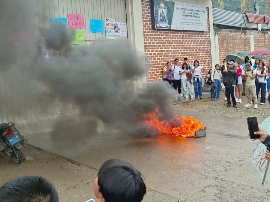 ESTUDIANTES DE INGENIERÍA CIVIL DE LA UNISCJSA DE LA SELVA CENTRAL EXIGEN RENUNCIA DE COMISIÓN ORGANIZADORA