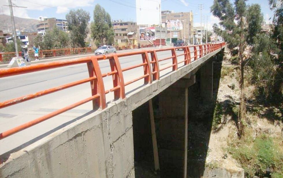 COLOCARÁN ENMALLADOS EN EL PUENTE HUANCAVELICA PARA EVITAR SUICIDIOS EN HUANCAYO