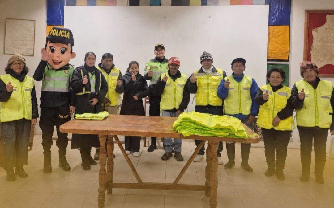 POLICÍA ENTREGA CHALECOS REFLECTIVOS A GANADEROS DE SINCOS PARA PREVENIR ACCIDENTES EN LA CARRETERA CENTRAL