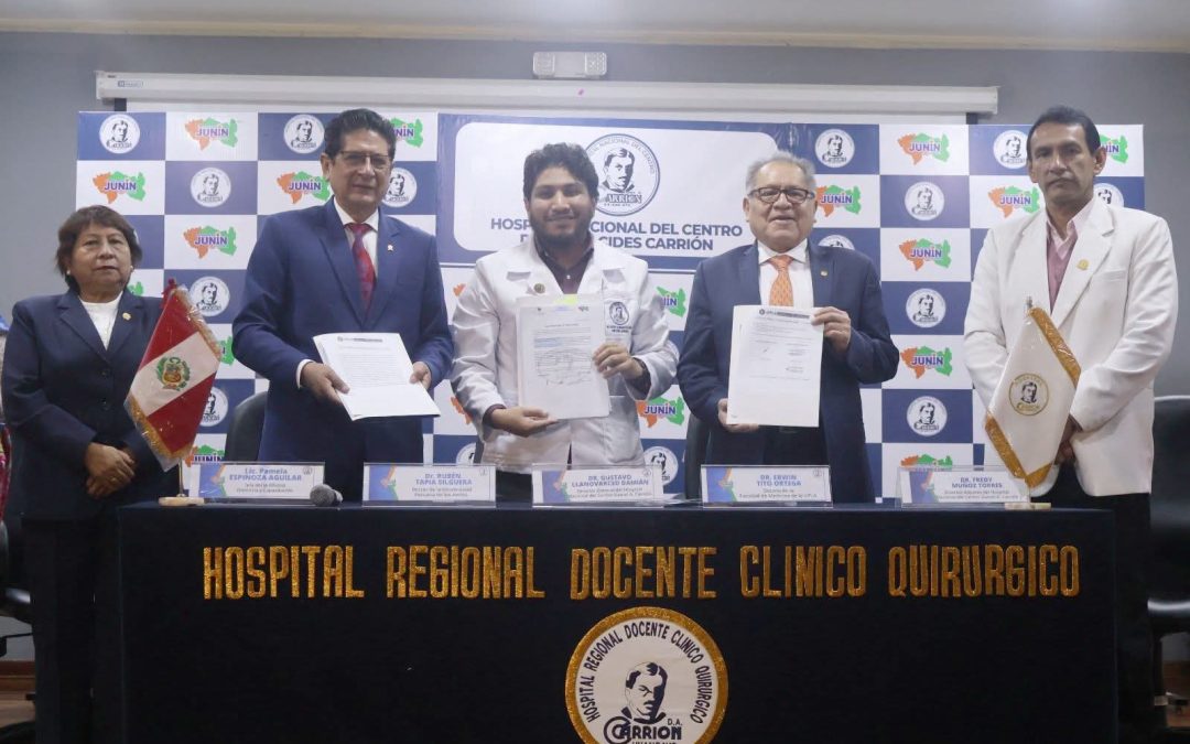 HOSPITAL CARRIÓN Y UNIVERSIDAD PERUANA LOS ANDES FIRMAN CONVENIO POR TRES AÑOS Y ENTREGAN MODERNOS EQUIPOS DE CÓMPUTO