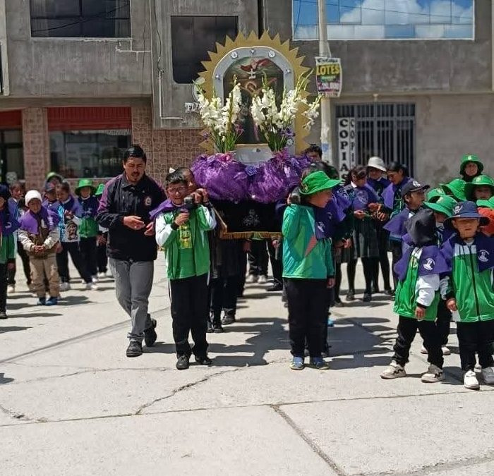 LA FE EMPIEZA DESDE LA NIÑEZ: niños de la I.E. Vencedores de Junín acompañaron al Señor de los Milagros infantil