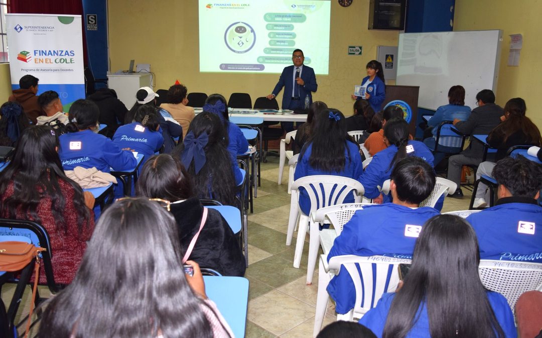 SBS capacitó en educación financiera a docentes y futuros docentes de Huancavelica