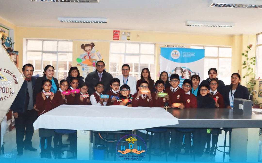 HOSPITAL DE HUANCAVELICA DONA 291 LENTES A ESCOLARES DE LA ESCUELA PEPÍN CÁRDENAS