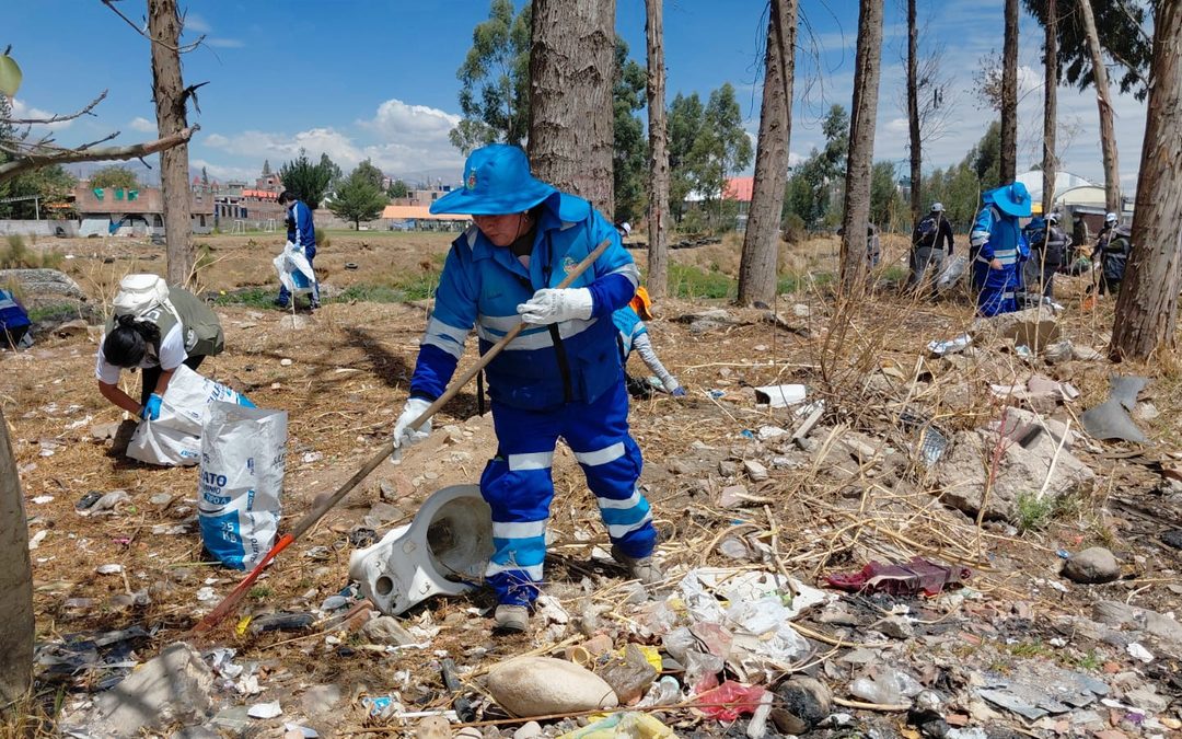 MDT Y ANA RETIRAN MÁS DE OCHO TONELADAS DE RESIDUOS EN JORNADA DE LIMPIEZA DEL RÍO MANTARO