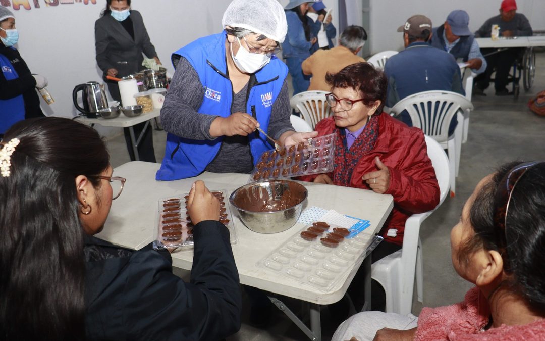 EN CHILCA PERSONAS CON DISCAPACIDAD PARTICIPAN EN TALLER DE CHOCOLATERÍA